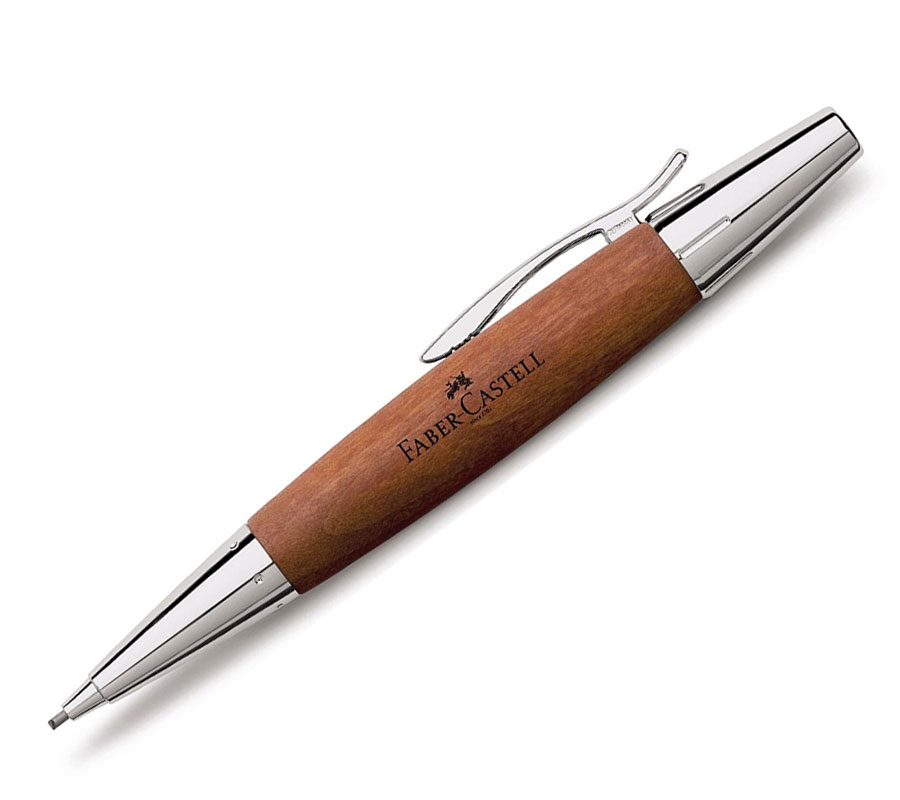 Scrivere un set di penne 3D realistico. Matite arancioni affilate con gomma.  Due matite con punte con ombre e una matita sul suo lato Foto stock - Alamy